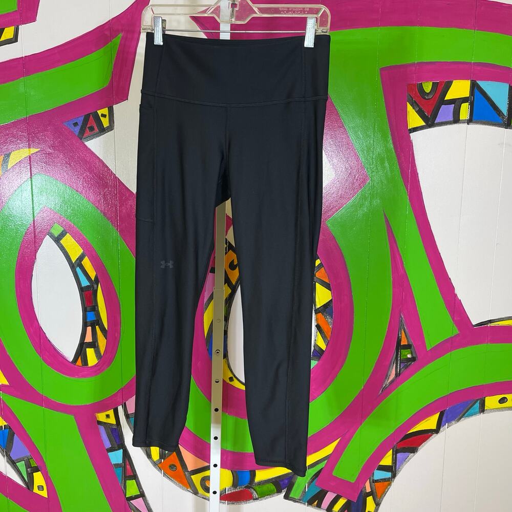 Under Armour, Compression Heat Gear. Capris. Size Medium. Excellent Condition!